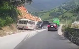 Xe khách vượt ẩu, tông ô tô ngược chiều rồi lao vào vách núi