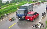 Sang đường bất chấp nguy hiểm, người phụ nữ bị xe tải húc ngã
