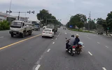 Nữ tài xế xe máy liều lĩnh cắt chéo 3 làn, tạt đầu, vượt đèn đỏ giữa phố