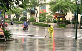 Hà Nội: Mưa lớn bất thường, nhiều tuyến phố ngập cục bộ, công nhân căng mình ứng trực