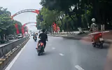 Thanh niên đầu trần phóng nhanh, lạng lách lao thẳng vào xe buýt