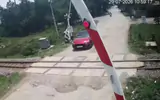 Quảng Trị: Cố tình vượt đường ngang đường sắt, hai tài xế bị phạt 38 triệu đồng