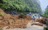 Mưa lũ cuốn trôi 3 sà lan, hàng trăm nhà dân bị ngập