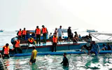 Tàu cá chở 10 người lật ngang, khẩn cấp tìm kiếm thuyền viên mắc kẹt bên trong