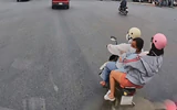 Tạt đầu xe tải, xe máy chở 3 suýt gặp tai nạn