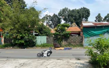 TP.HCM: Xe máy va chạm vào cửa nhà dân, nam thanh niên tử vong