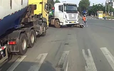 Dừng ngay trước đầu xe đầu kéo, người đi xe máy suýt mất mạng