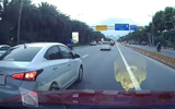 Ô tô liên tục tạt đầu, phanh gấp, ép xe phía sau giữa phố Hà Nội