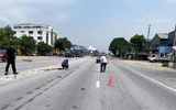 Đạp xe vác thang dài băng qua QL1, người đàn ông bị ô tô tông nguy kịch
