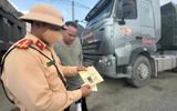 CSGT Phú Thọ tuyên truyền chở hàng đúng quy định cho lái xe tải