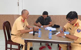 TP.HCM: Phạt tài xế xe tải làm rơi vãi đất trên đường Cộng Hòa 6 triệu đồng