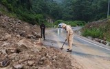 Sạt lở trên quốc lộ 28B qua Lâm Đồng, phương tiện lưu thông chậm