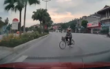 Ô tô chạy 85 km/h, tông văng người đi xe đạp sang đường