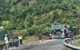Nghệ An: Ô tô chở máy múc bị lật khi xuống dốc khiến hai người tử vong