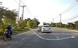 Chuyển hướng thiếu quan sát, tài xế xe máy bị ô tô húc văng lên nắp capo