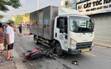 Hai xe máy va chạm, người đàn ông ngã ra đường bị xe tải cán tử vong