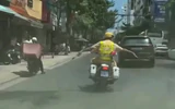 CSGT Khánh Hòa dùng xe chuyên dụng dẫn đường, hỗ trợ du khách nước ngoài đi cấp cứu