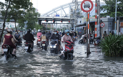 Triều cường dâng cao, người dân TP.HCM bì bõm giữa mênh mông nước