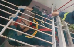 Cảnh sát đu dây giải cứu cháu bé mắc kẹt ở tầng 16 chung cư