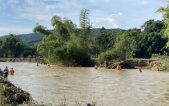 Hàng trăm người tìm kiếm nam sinh bị lũ cuốn trôi khi qua cầu tràn