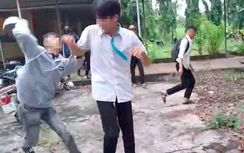 Nam sinh lớp 11 bị đánh hội đồng bằng mũ bảo hiểm