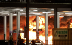 Một sân bay của London, Anh phải đình chỉ hoạt động vì cháy lớn