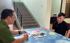 Bắt đối tượng bán ma túy, phát hiện hàng chục bịch nilon nghi vấn khi khám nhà