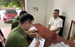 Người đàn ông say rượu, đấm liên tiếp vào mặt công an xã