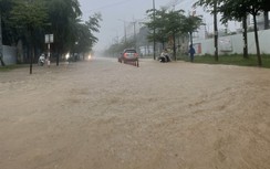 Đà Nẵng ngập khắp chốn, công nhân bì bõm lội nước về nhà
