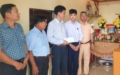 Nam sinh chưa từng biết mặt cha, côi cút sau khi mẹ mất vì tai nạn
