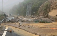 Đội mưa phân luồng, ngăn phương tiện qua điểm sạt lở đèo Hải Vân