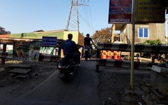 Tàu hỏa húc văng xe máy tại lối đi tự mở ở TP Huế