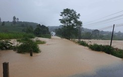 Kon Tum: Mưa lớn gây ngập tỉnh lộ 675, hàng trăm xe đứng chờ