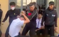 Ba học sinh đánh bạn tới tấp trong trường học bị cảnh cáo