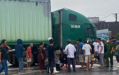 Xe máy va chạm với xe container, bé 4 tuổi tử vong thương tâm