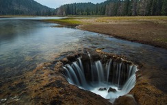 Điều bí ẩn trong lòng "hồ mất tích" ở Mỹ
