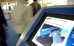 Nhiều nước bỏ hộ chiếu giấy, cho nhập cảnh tự động