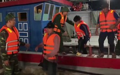 10 thuyền viên trên tàu cá đang chìm trên biển Quảng Bình được cứu sống thế nào?