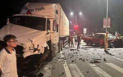 Xe bán tải lao qua dải phân cách đối đầu xe container trên QL1A, một người bị thương
