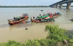 Bản tin TNGT 18/10: Tàu cá chìm sau va chạm với sà lan ngay chân cầu Thăng Long