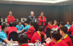 HLV Troussier có hành động bất ngờ với học trò sau 3 trận thua liên tiếp