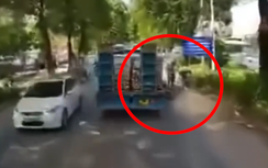 Cố lách qua khe hẹp, người đi xe máy chết thảm dưới bánh xe chở gạch