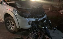 Xe máy chở 3 đối đầu xe bán tải trong đêm, 2 người tử vong