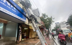 Mưa xối xả cả ngày, trụ điện đổ vào nhà dân