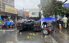 Bản tin TNGT 2/10: Ngã ra đường sau va chạm, một phụ nữ bị xe khách cán tử vong