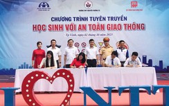 Hơn 1.500 học sinh cùng giáo viên, phụ huynh ký cam kết chấp hành nghiêm luật giao thông