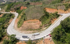 Cõng từng bao xi măng, đất đá mở đường đèo Lò Xo