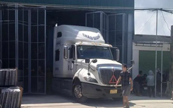 Đá lăn từ xe tải đè 3 công nhân tử vong