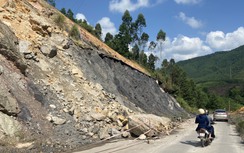 Nơm nớp lo núi lở, đá đè trên tuyến đường liên xã