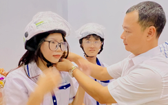 Hàng ngàn học sinh cấp 3 ở Cần Thơ háo hức nhận quà, nghe tuyên truyền an toàn giao thông